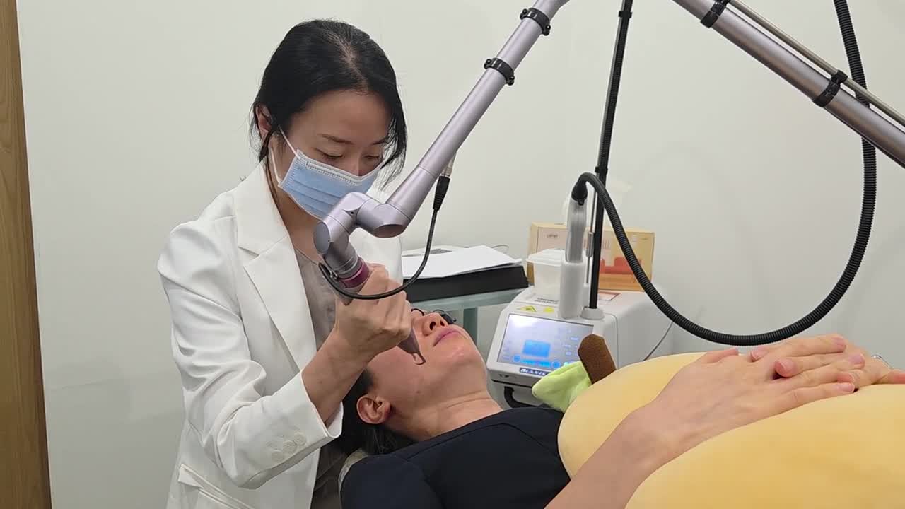 아이본한의원 레이저 피부 시술 장면